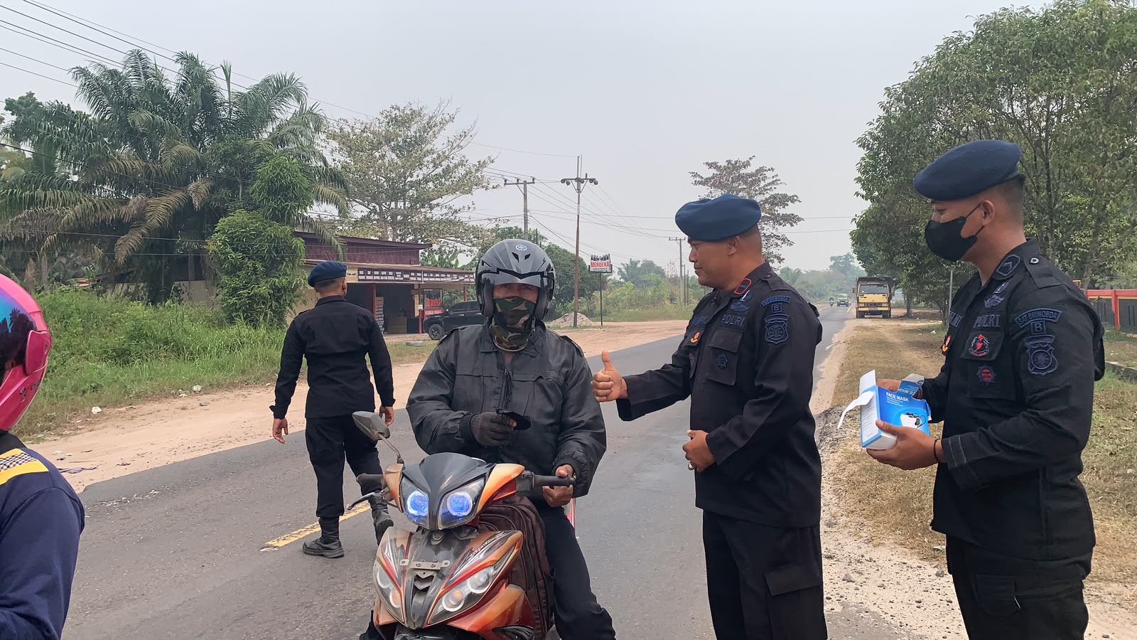 Peduli Kesehatan Masyarakat, Batalyon B Pelopor Bagikan Masker Gratis di Tengah Kabut Asap Sampit