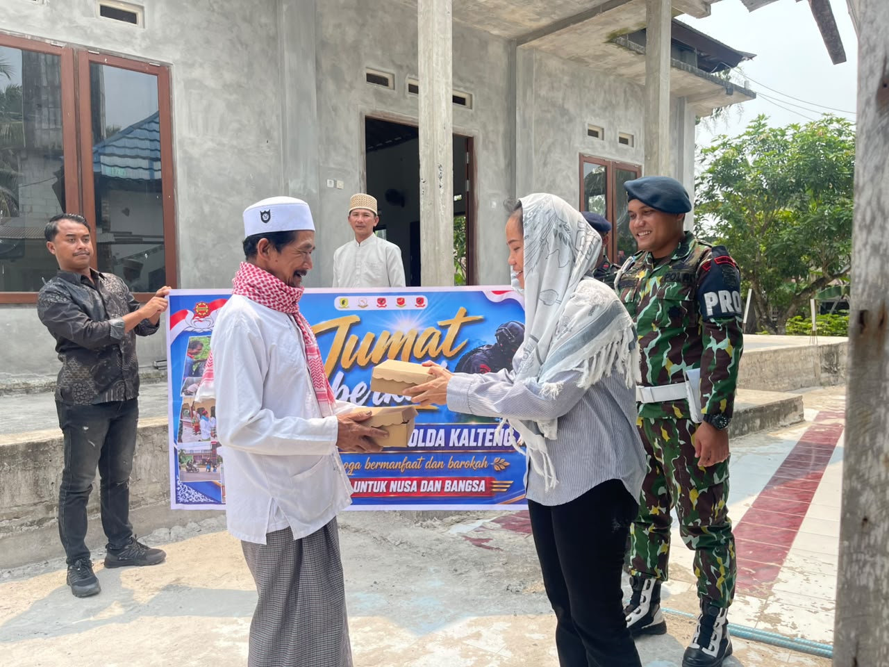 Jumat Berkah Satbrimob Polda Kalteng Hadir Berbagi di Masjid At-Taubah