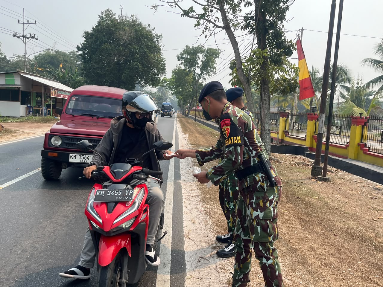 Peduli Kesehatan Masyarakat, Satbrimob Polda Kalteng Bagikan Masker Gratis di Tengah Kabut Asap