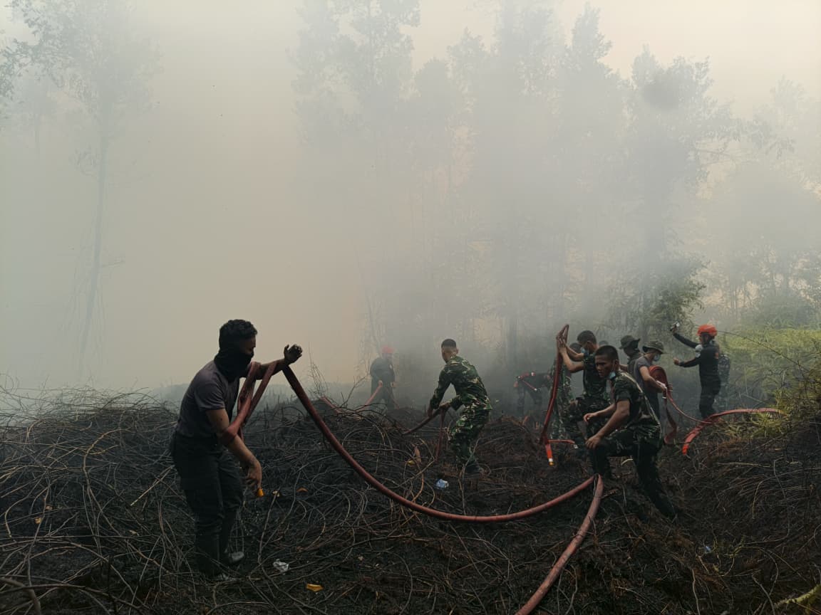 Respon Cepat Brimob Kalteng Bersama Tim Gabungan Padamkan Karhutla di Sejumlah Titik Murung Raya