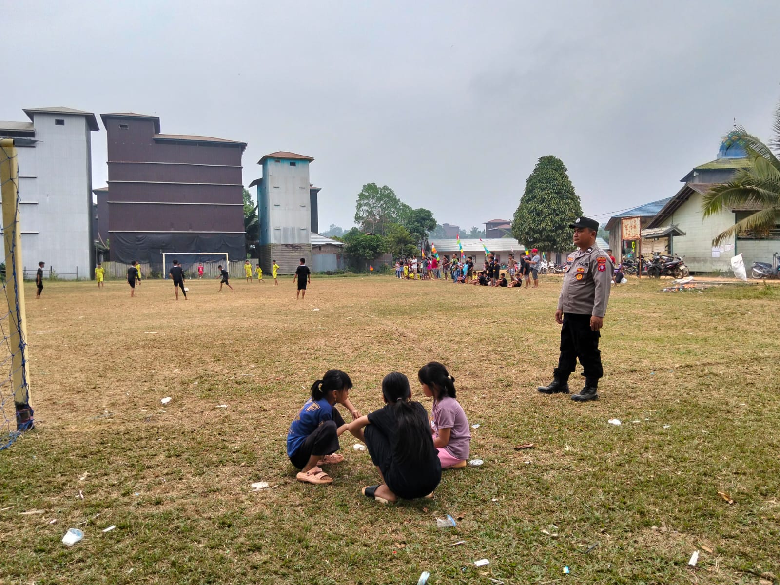 PASTIKAN HUT RI KE-81, POLSEK MARIKIT KAWAL PERTANDINGAN MINI SOCCER ANTAR SD