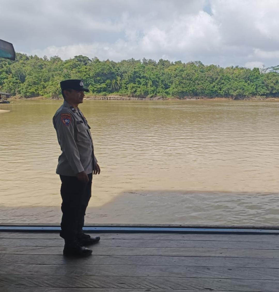 Deteksi Banjir, Polsek Tewang Sangalang Garing dan Pulau Malan Cek Ketinggian Debit Air.