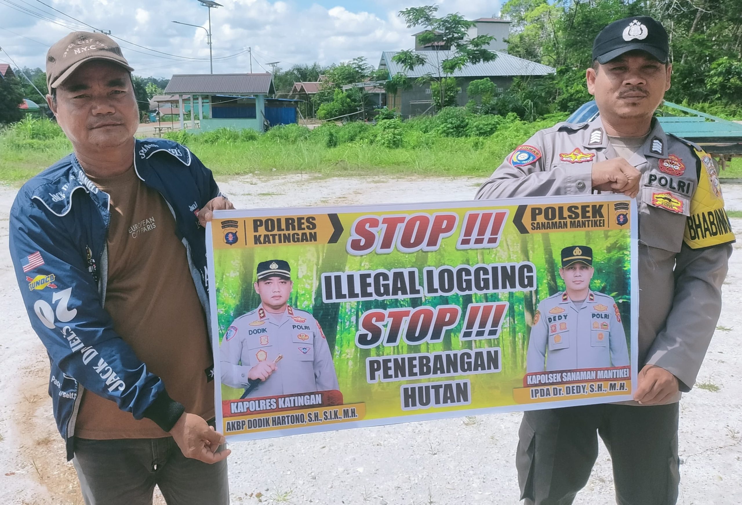 Bhabinkamtibmas laksanakan Sosialisasikan tentang larangan dan sangsi Pidana bagi pelaku Ileggal Logging kepada masyarakat di  Desa Binaan.
