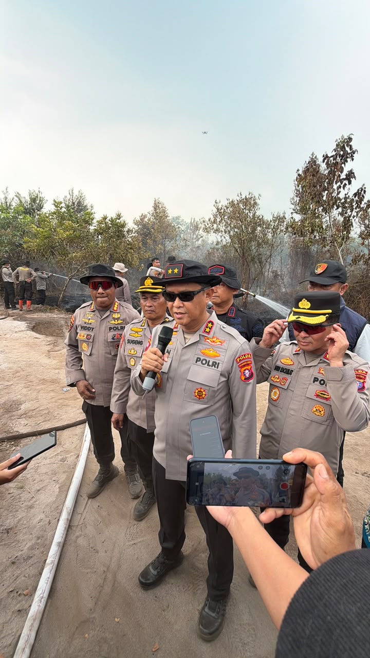 Kapolda Kalteng Tinjau Langsung Pemadaman Karhutla di Jalan Raflesia Palangka Raya