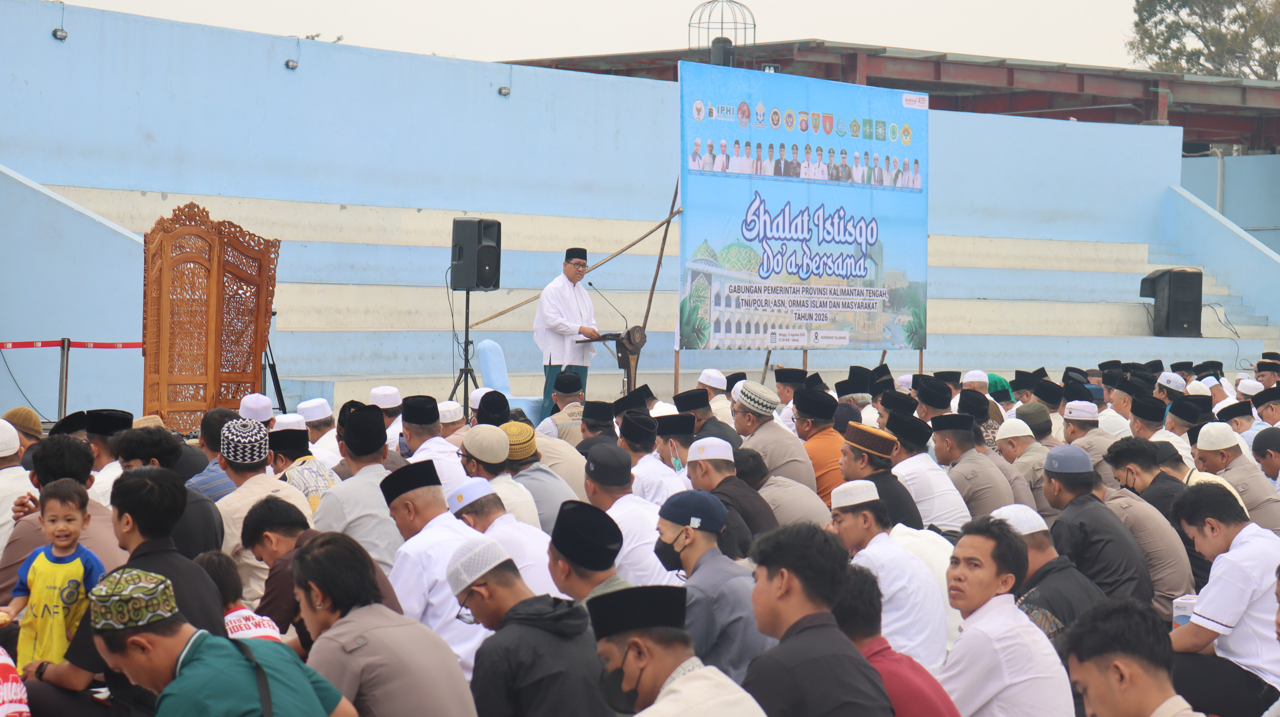 Ribuan Personel Polda Kalteng Ikuti Salat Istisqa dan Doa Bersama di Bundaran Telawang