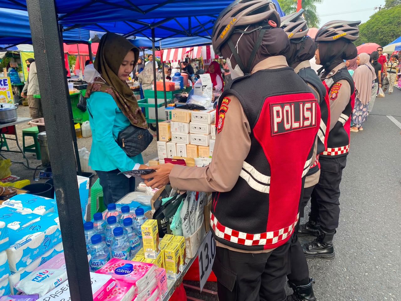 Personel Ditsamapta Polda Kalteng Laksanakan Patroli Bersepeda di Kawasan Car Free Day Palangka Raya