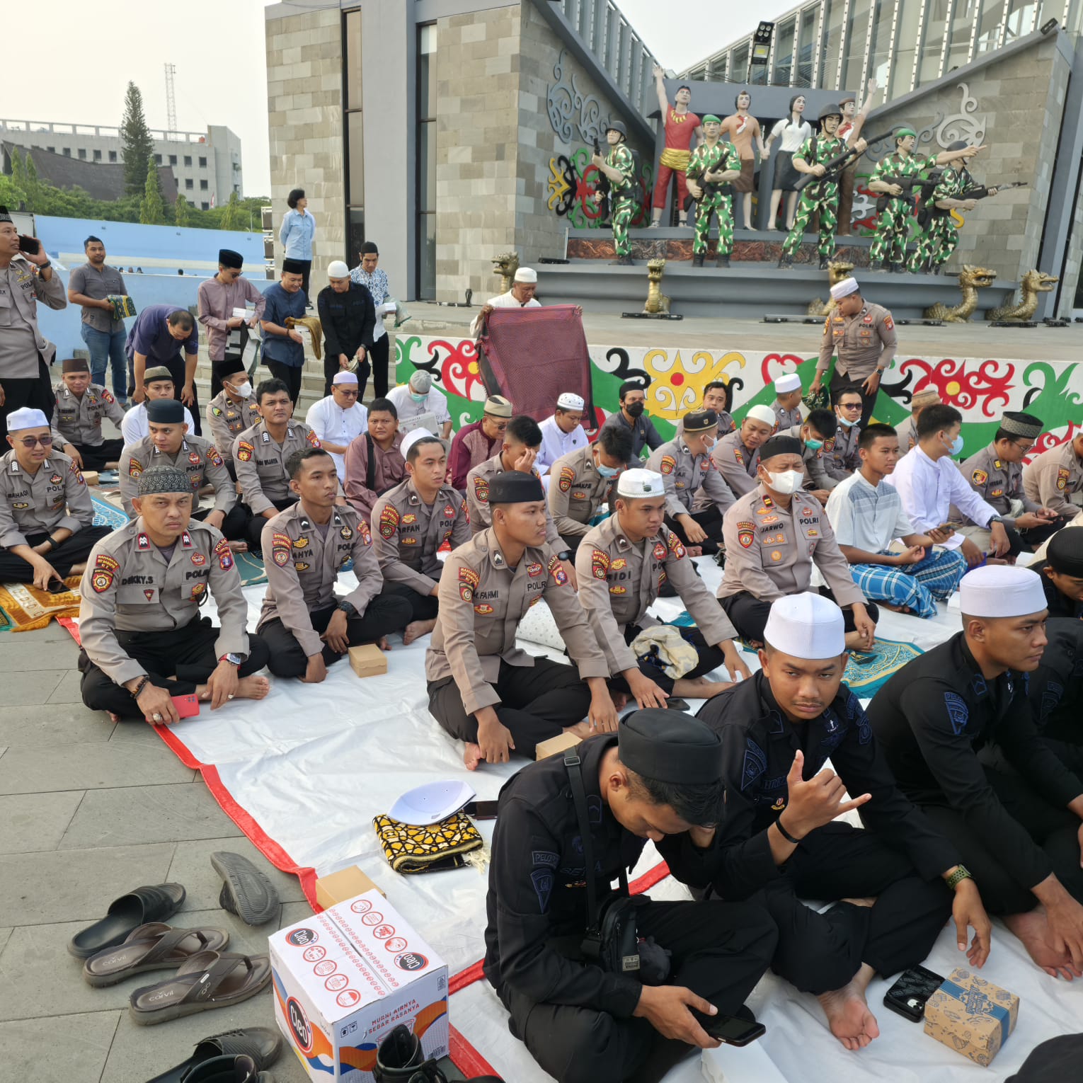 Doa Untuk Bumi Tambun Bungai, Personel Ditsamapta Polda Kalteng Amankan Sekaligus Ikuti Sholat Istisqa Bersama Masyarakat