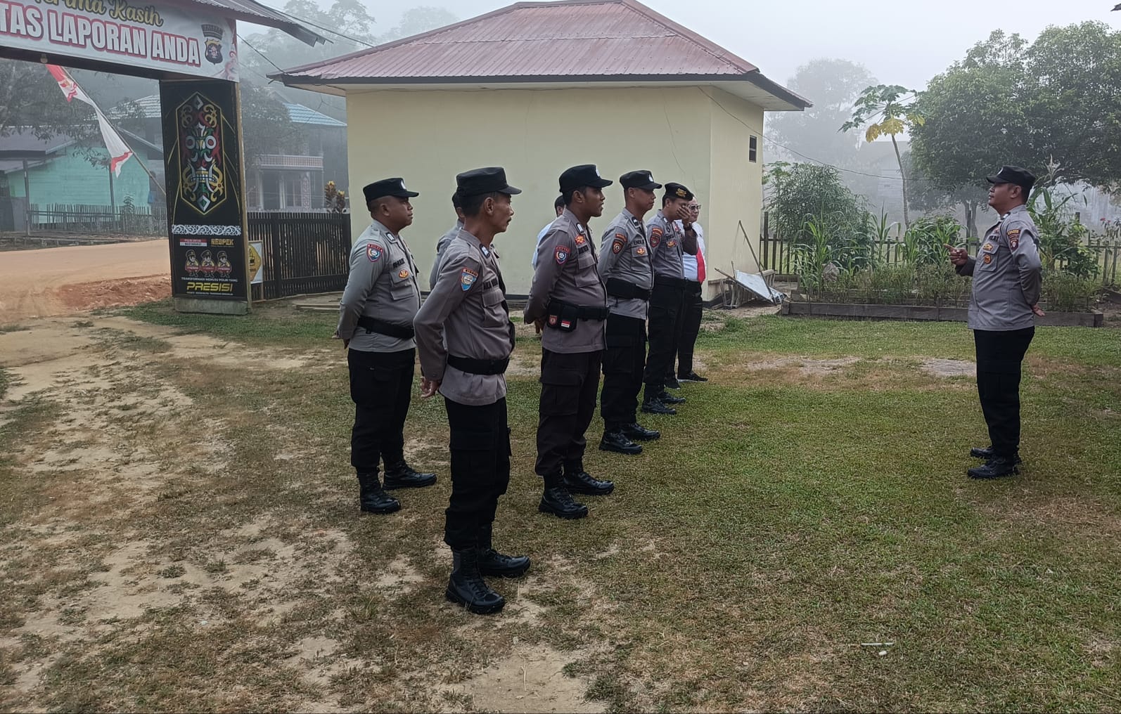 Personel Polsek Katingan Hulu Laksanakan Apel Pagi Sebelum Bertugas.