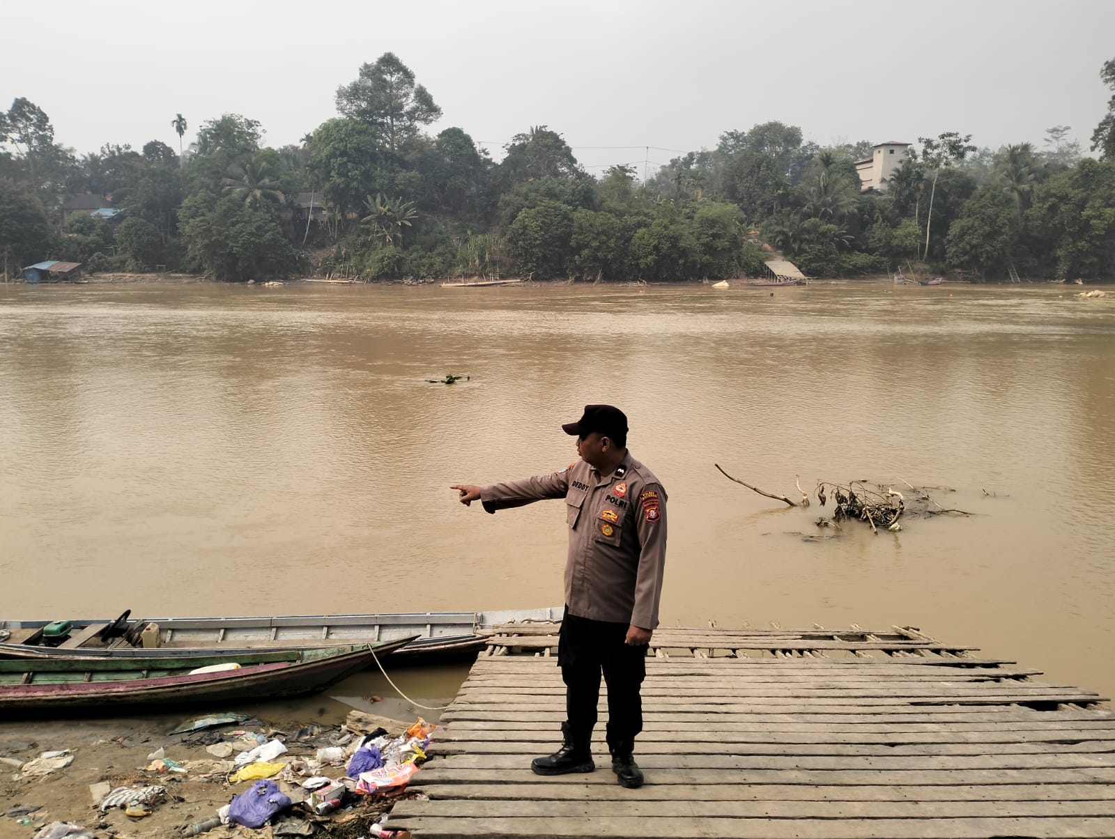 ANTISIPASI BANJIR, BHABINKAMTIBMAS POLSEK MARIKIT PANTAU DEBIT AIR DAS KATINGAN