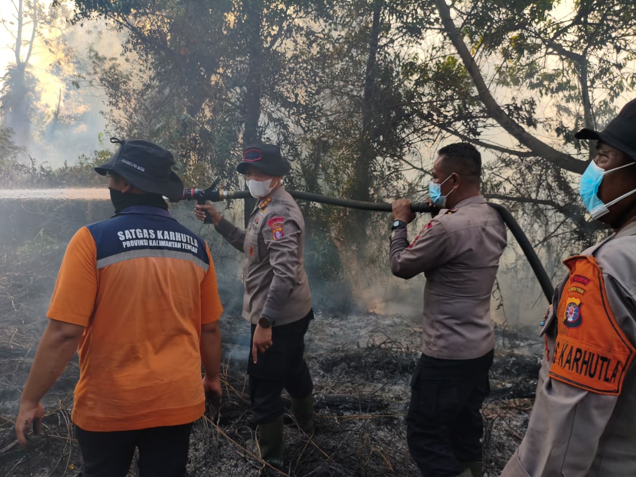Kapolda Kalteng dan Dansatbrimob Pimpin Langsung Pemadaman Karhutla di Mahir Mahar