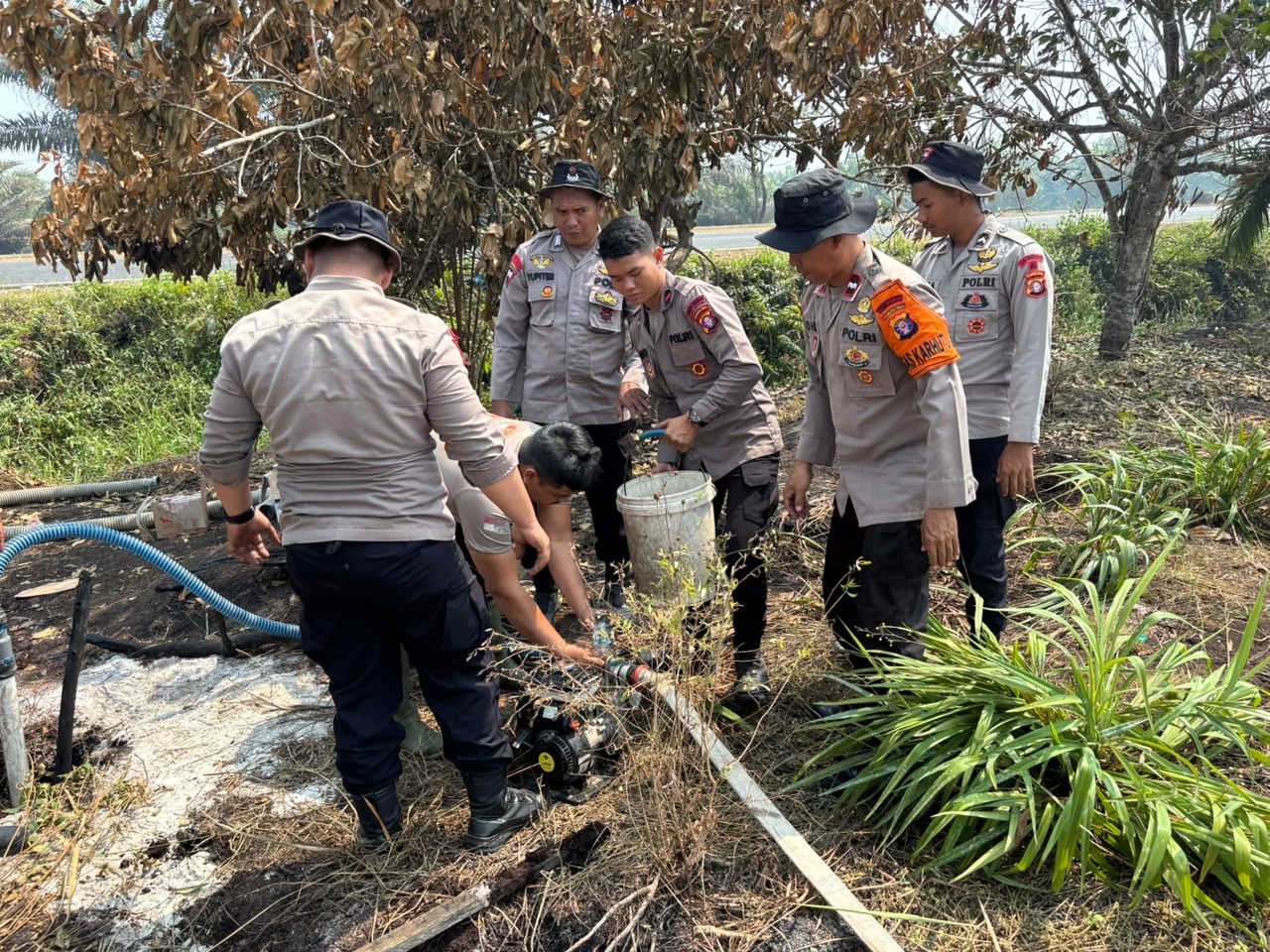 Cegah Api Meluas ke Permukiman, Kompi 1 Batalyon A Pelopor Perkuat Penanganan Karhutla di Yos Soedarso Ujung