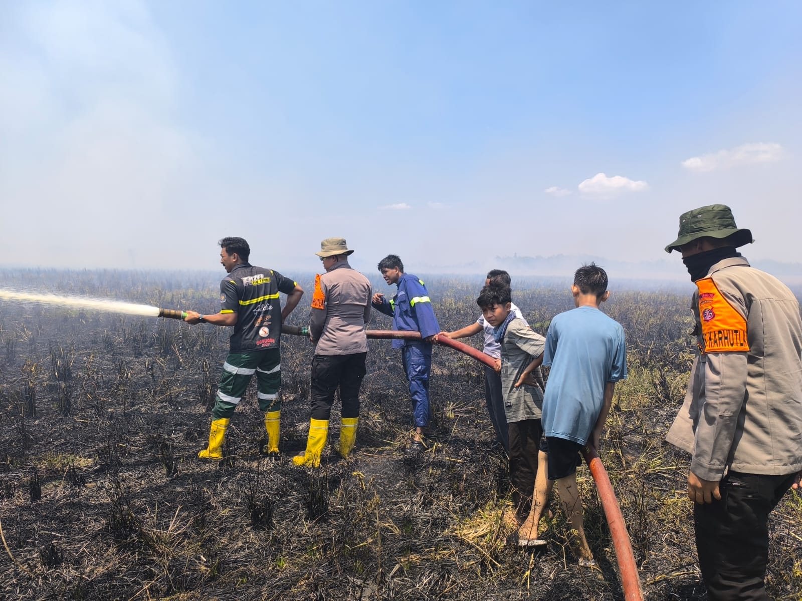 Perkuat Sinergi Penanganan Karhutla, Kompi 4 Batalyon A Pelopor Bersama Warga Padamkan Api di Handel Mantap