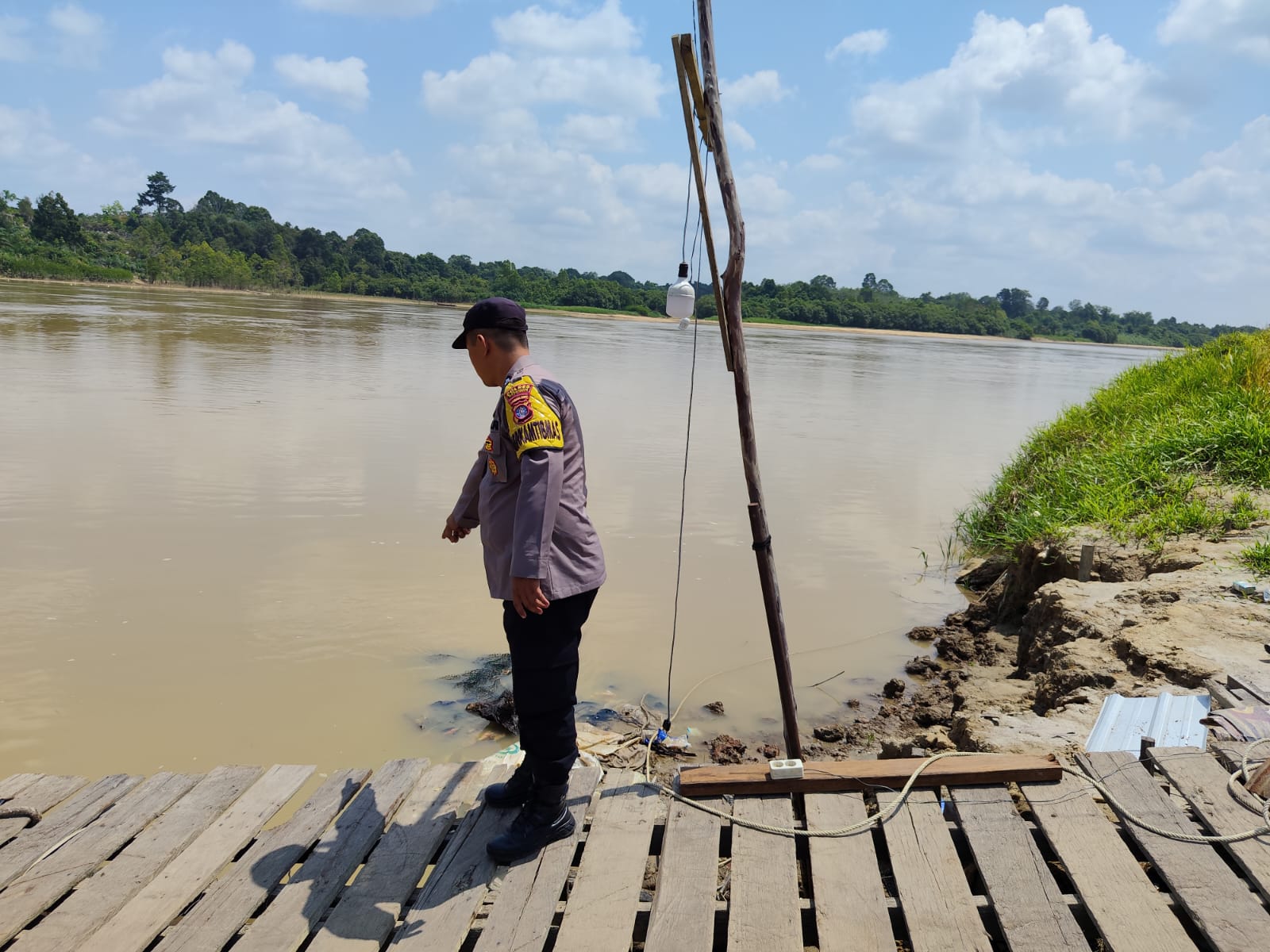 Deteksi Banjir, Polsek Tewang Sangalang Garing dan Pulau Malan Cek Ketinggian Debit Air.