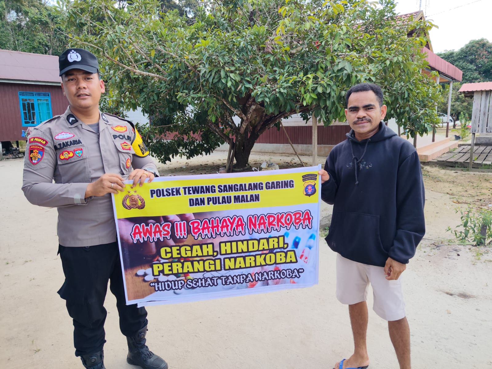 ‎Melalui Imbauan dan media spanduk, Polsek Tewang Sangalang Garing dan Pulau Malan Imbau Warga Tidak Terjerumus Penyalahgunaan Narkoba.
