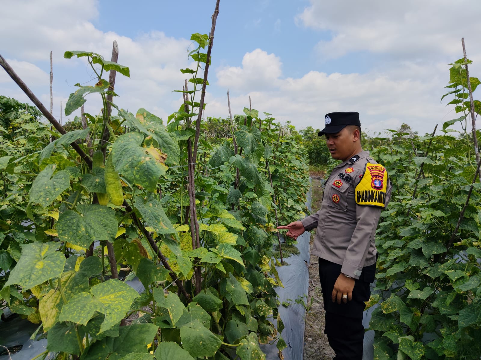 Personel Polsek Tewang Sangalang Garing dan Pulau Malan melaksanakan pengecekan lokasi pemanfaatan lahan pekarangan warga Binaannya