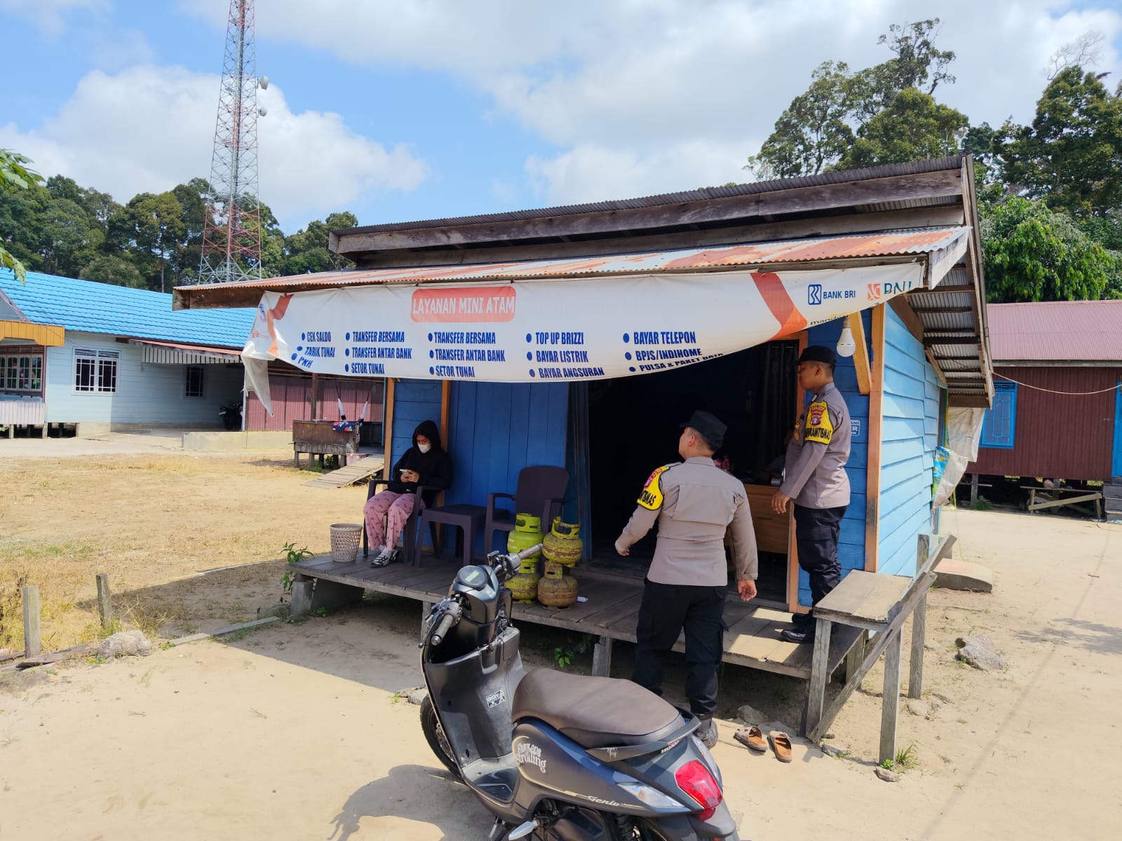 Dengan Patroli Dialogis, Polsek Tewang Sangalang Garing dan Pulau Malan Berikan Rasa Aman Kepada Masyarakat.
