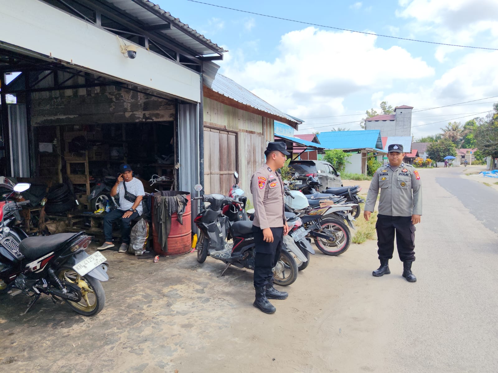 HADIR DI TENGAH AKTIVITAS WARGA, POLSEK MARIKIT OPTIMALKAN PATROLI SIANG ANTISIPASI KRIMINALITAS