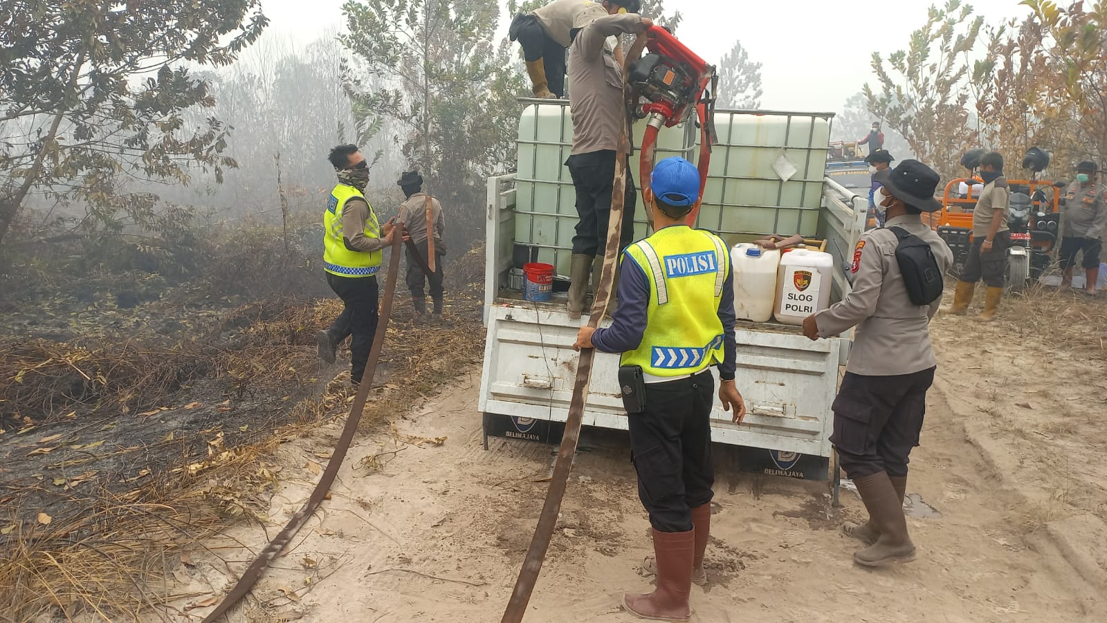 DITLANTAS POLDA KALTENG TERUS LAKUKAN PEMBASAHAN DI LOKASI TERDAMPAK KARHUTLA