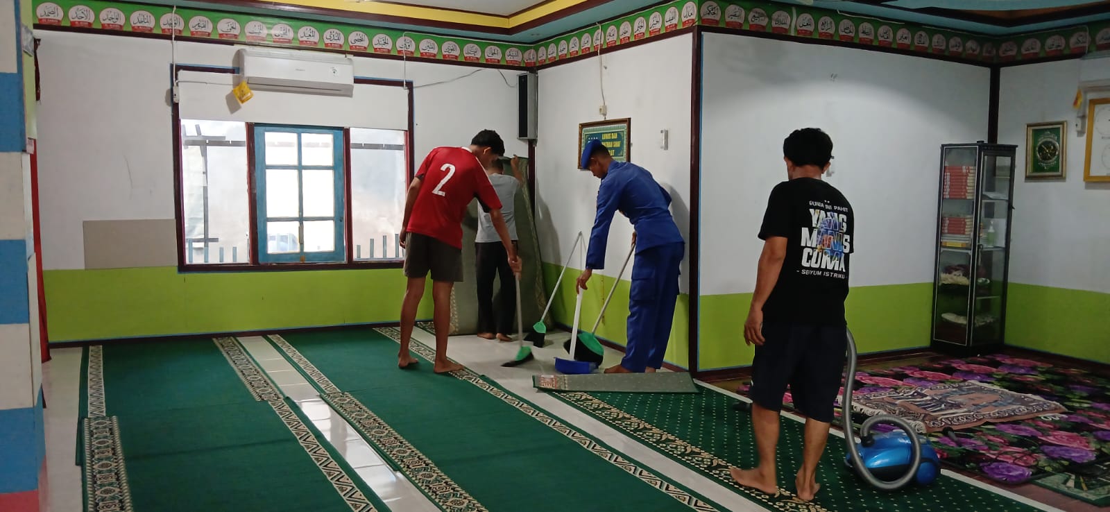 Dukung Indonesia Asri, Personel Ditpolairud Polda Kalteng Bersama Pemuda Jelai Bersihkan Mushola Bagus Salam