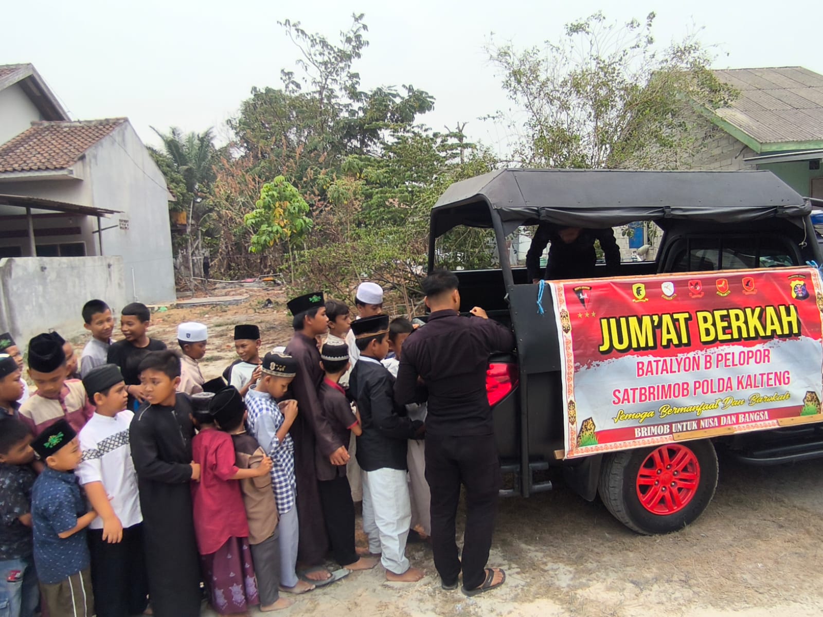 Jumat Berkah, Satbrimob Polda Kalteng Pererat Silaturahmi dengan Masyarakat di Batu Belaman