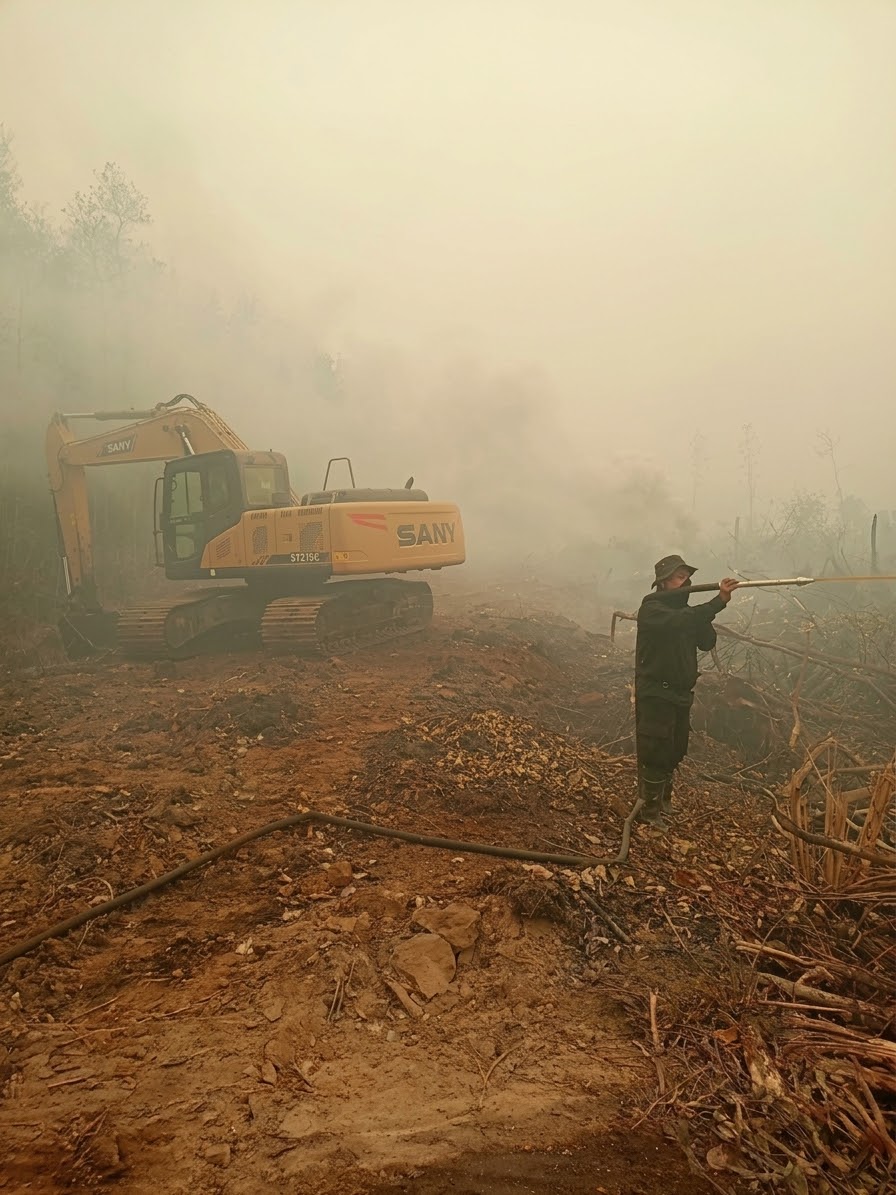 Satbrimob Polda Kalteng Lakukan Penyekatan Jalur Api di Km.39 Tjilik Riwut