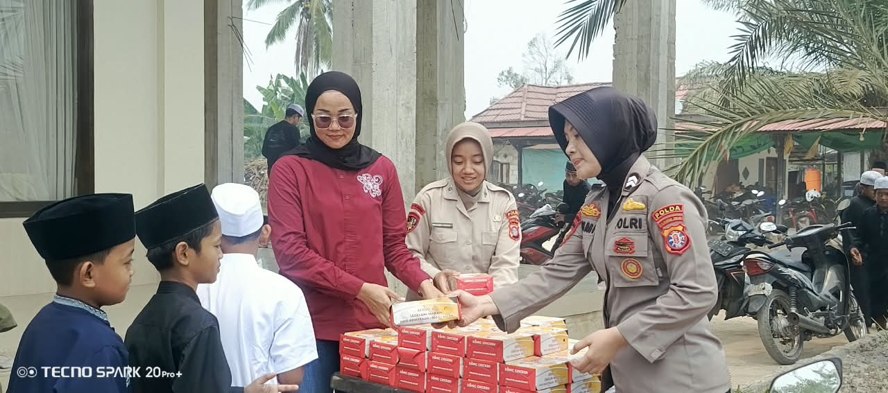 Kabut Asap Selimuti Sampit, Personel Ditpolairud Polda Kalteng Tetap Gelar Jumat Berkah