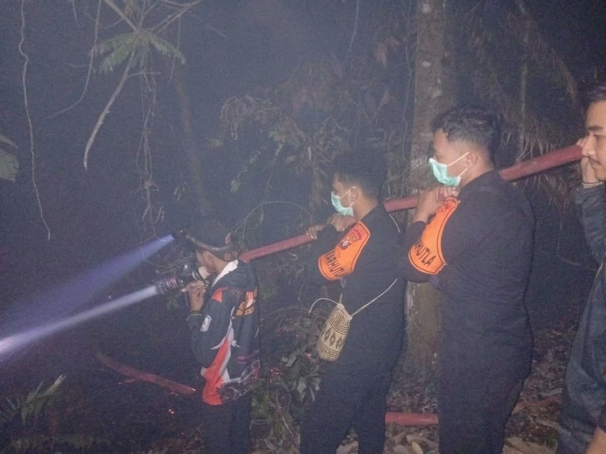 Satbrimob Polda Kalteng Terus Lakukan Pemadaman dan Pembasahan Karhutla di Desa Bahitom