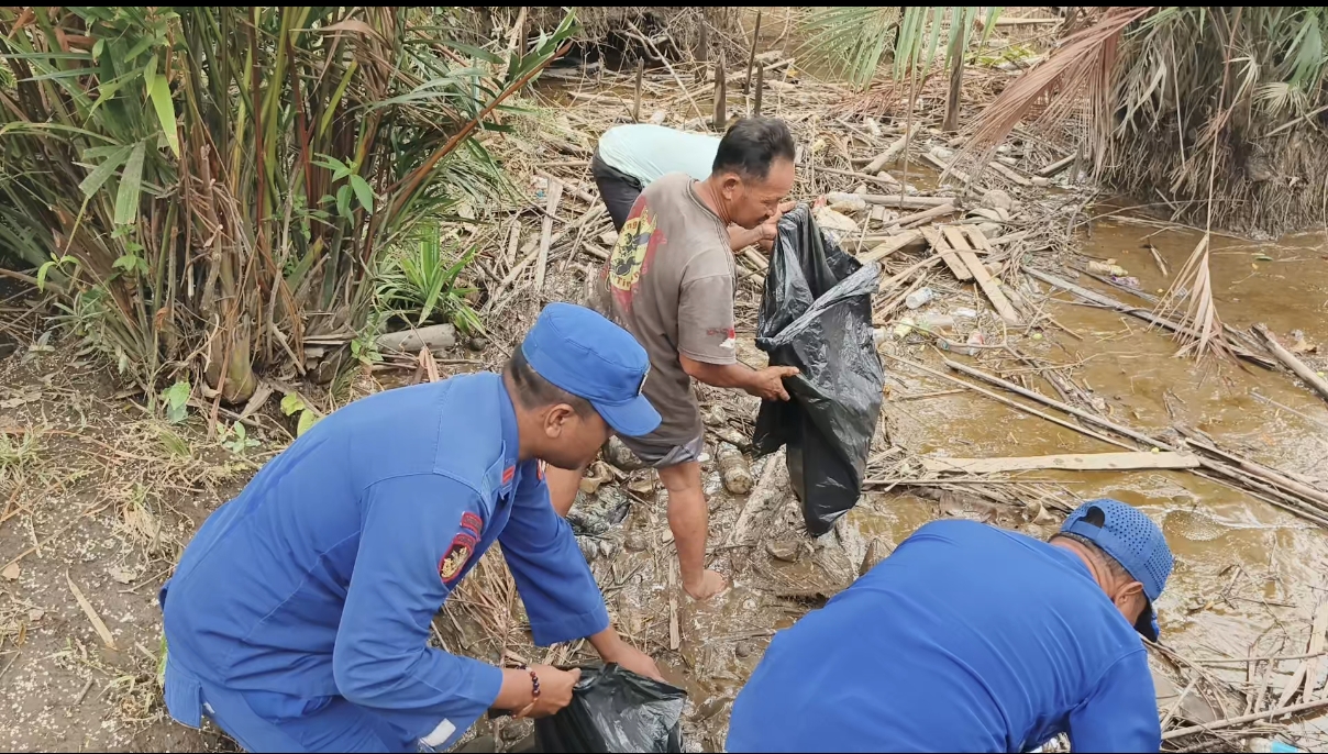 Ditpolairud Polda Kalteng LewatGerakan Indonesia ASRIBersihkan Sungai Dan Pantai