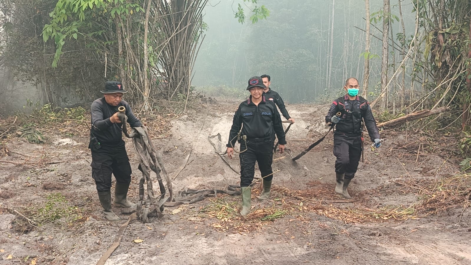 Hari Minggu Tak Surutkan Semangat Personel Polda Kalteng Padamkan Karhutla Demi Masyarakat