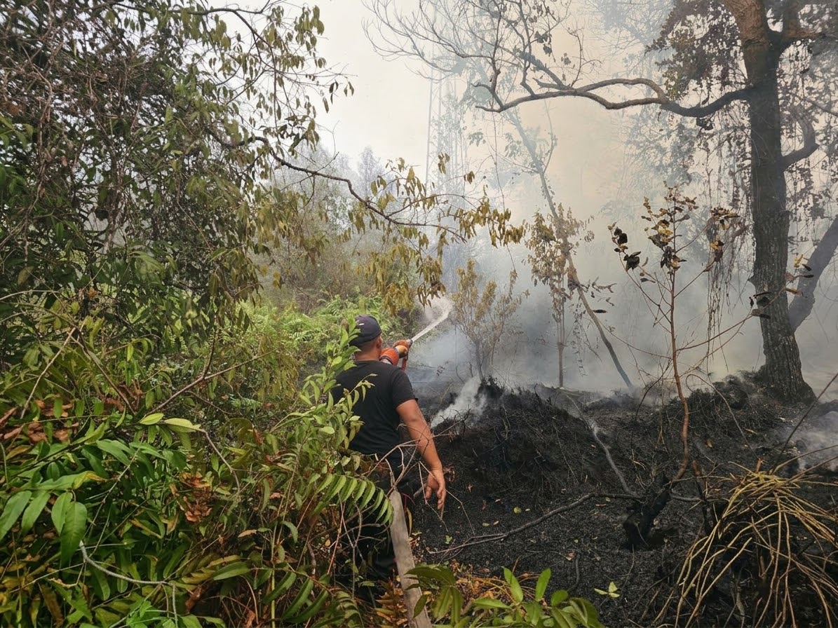 Polri Bersama Masyarakat, Satbrimob Polda Kalteng Cegah Karhutla Mendekati Permukiman Warga di Tanjung Taruna